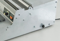 The tension adjustment brake ensures smooth film dispensing, making the task easier.