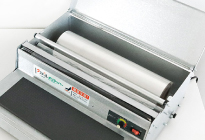 A simple design that makes it easy to set the film on the roller.