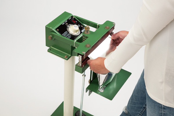 In addition to the one-side heating type for flat bags, the lineup includes the top and bottom heating type (CHB-300) for thick bags and the direct heating type (W-300D) exclusively for laminated bags.