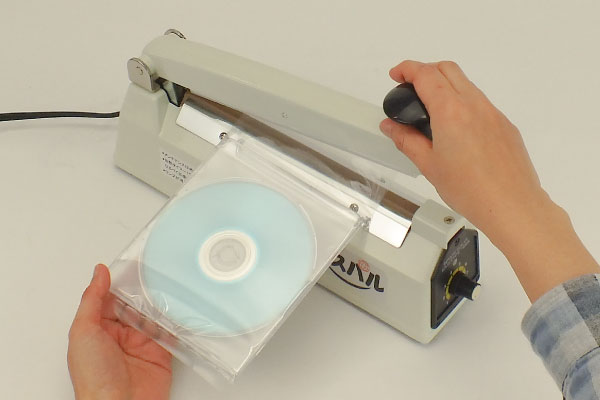 *Optional part, Cut and Seal heating wire can be installed on CS-200Ⅱ/300Ⅱ/400/500.<br />
Ideal for shrink-wrapping and bag-making process because it can be cut at the same time as sealing.